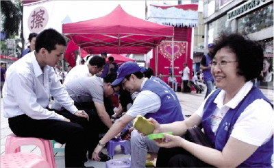 5月15日，深圳市8000名公务员走上街头开展包括擦鞋等服务，引发网友争议。