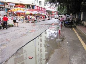 千多米路面坑坑洼洼一年多