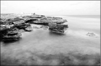 暮色中的西沙永興島石島。
