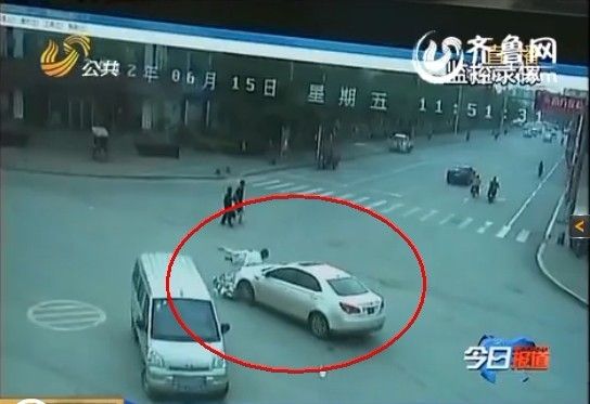实拍:山东阳信一 女子闯红灯 被撞飞 5米折了腿