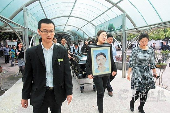 2011年4月18日,深圳市殡仪馆举行邢丹遗体告别仪式