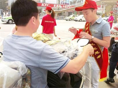咦路口那个交通劝导员原来真是“假老练”