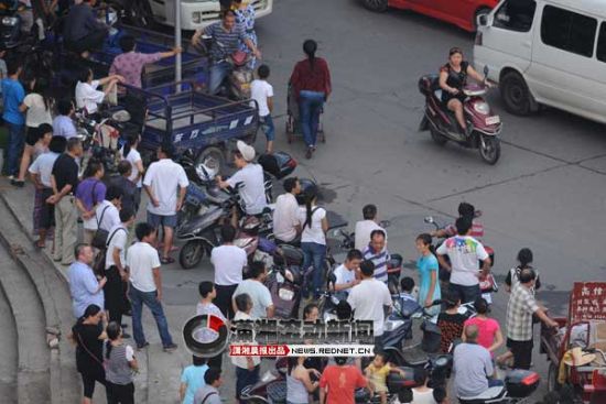 旺府楼顶男子闹情绪续:砸碎茶壶割手写“血书”