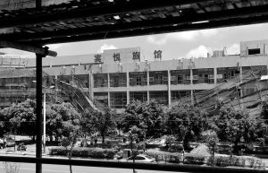 脚手架大面积坍塌五名施工人员受伤