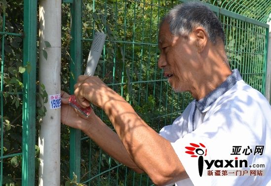 乌鲁木齐78岁老翁10年间清除街头小广告万余