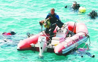 9月6日,在土耳其西部水域,一名潜水员抱着一名溺水的女孩.