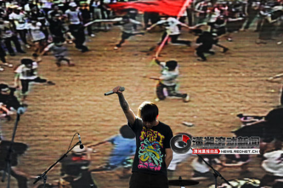 [音乐节]猴子王引第一波高潮 粉丝跳甩头舞[视]