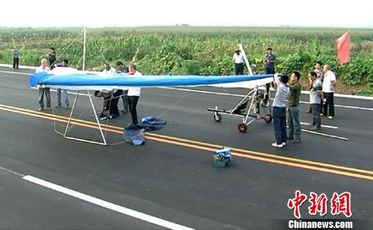 39岁农民小伙痴迷飞天 自制飞机空中圆梦