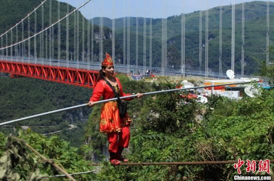 350米高空交叉换位 阿迪力师徒三人湖南创壮举