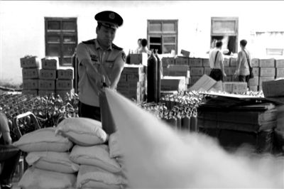 成都近万个伪劣干粉灭火器内装面粉