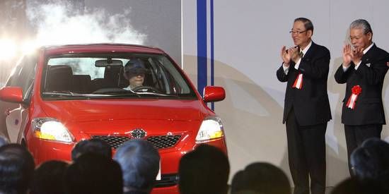 日中经济协会会长、丰田汽车董事长张富士夫(右二)访华行程的“意外”取消，正值丰田汽车在华销量出现下滑之际。