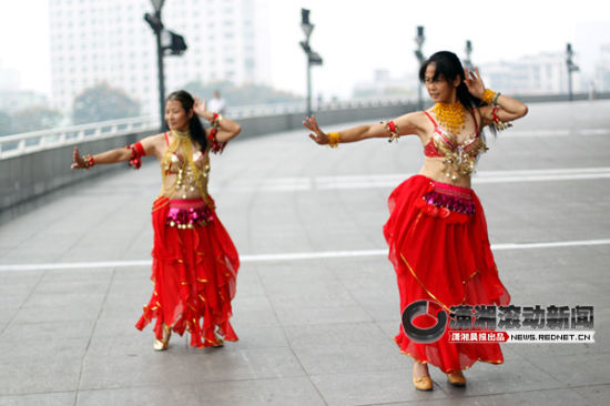 中老年女子队街头跳肚皮舞 像二十来岁妹子[视]