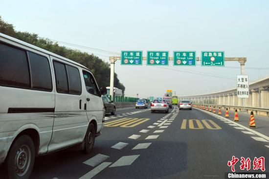 图为京港澳高速杜家坎附近7日下午4点左右的交通状况。中新网记者 金硕 摄  