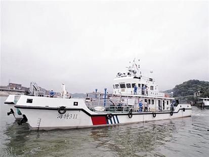 全国内河首艘溢油回收特种船在武汉上岗