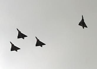 缅怀受训罹难飞行员 台军幻象飞机编队掠空致