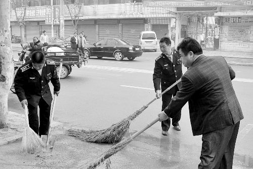 河南虞城环卫工人节当日环卫工放假官员扫地|
