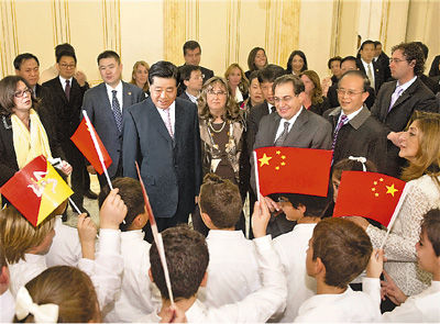 12月1日，全国政协主席贾庆林在意大利巴勒莫会见西西里大区政府主席克罗切塔。这是贾庆林向欢迎的少年儿童致意。 新华社记者李学仁摄