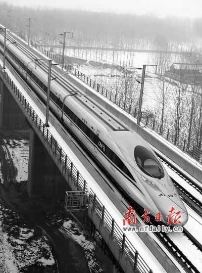 京广高铁将于12月26日全线贯通,12月14日,一列试验车行驶在郑州黄河公铁两用桥上。新华社发 京广高铁将于12月26日全线贯通,12月14日,一列试验车行驶在郑州黄河公铁两用桥上。新华社发