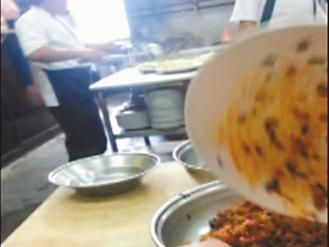 台東太麻裏白沙灣餐廳員工將客人吃剩的菜脯廚余集中回收。 圖片來源:台灣《聯合報》