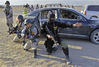1��17�գ��⼮�̹ٴ����Ա�Ǿ������º�������3��С�飬ʹ�õ���ǹе���и�Σ����±���ҪԱ��ģ�⹥����Ѱ��������ѵ������Σ�����ָ�������ӣ�����װ���ӷ����Ķ���������ְҵ���ڶӱ���߱���Σ�����á������Эͬ��ս���ۺ�������