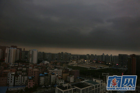 东莞发布雷雨大风蓝色预警 白昼如夜
