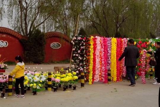 清明节 商丘人用鲜花祭奠亲人已成习惯