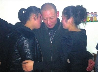 李怀亮回到家后与女儿拥抱。 本版文/图 京华时报记者 孙思娅 