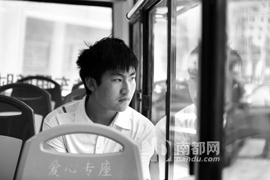 这五年,任强辗转北京、浙江又回到故乡汶川,在陌生的世界中打转,在磨难和迷惘中成长。他是汶川地震中630名“地震孤儿”之一。他们中只有12人被成功收养。南都记者 孙俊彬 摄 这五年,任强辗转北京、浙江又回到故乡汶川,在陌生的世界中打转,在磨难和迷惘中成长。他是汶川地震中630名“地震孤儿”之一。他们中只有12人被成功收养。南都记者 孙俊彬 摄