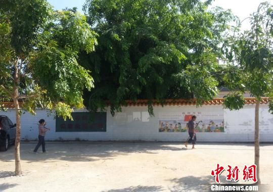 ͼΪ�����еڶ�СѧУ�ٳ���д�ŵġ��ذ�ÿλѧ�����ٽ�ȫ�淢չ���ͽ������롣 ������ ��