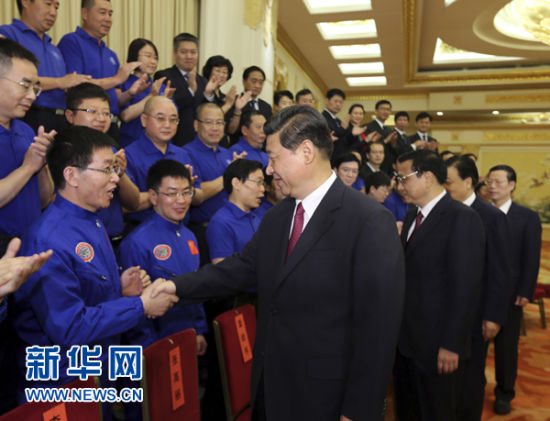 5月17日，党和国家领导人习近平、李克强、刘云山、张高丽等在北京人民大会堂会见载人深潜先进单位和先进工作者代表。 新华社记者兰红光摄 