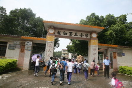 龙仙第三小学复课第一天