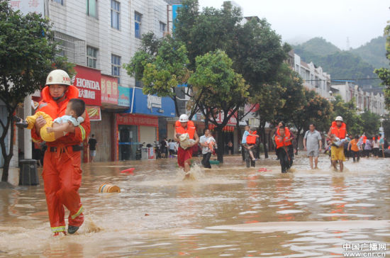 福建龙岩永定县公路因暴雨塌方百余次