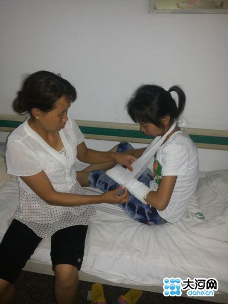 河南邓州送中学生赶考大巴侧翻原因:超员20人