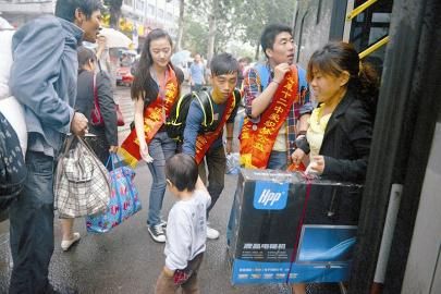 爱织梦志愿者公交车站献爱心