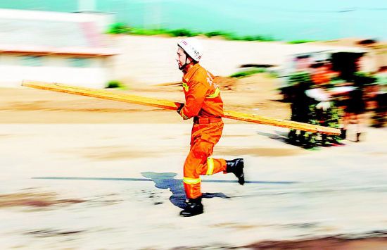 消防员赛场大比武