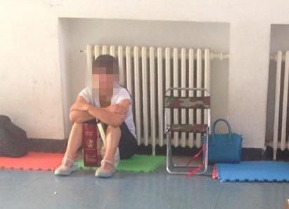 北京大兴被摔女童仍在抢救中，孩子母亲坐地等待
