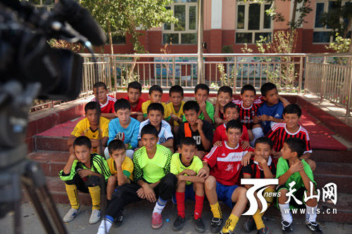 新疆娃娃足球明星迪力夏提:我的教练亲如父亲