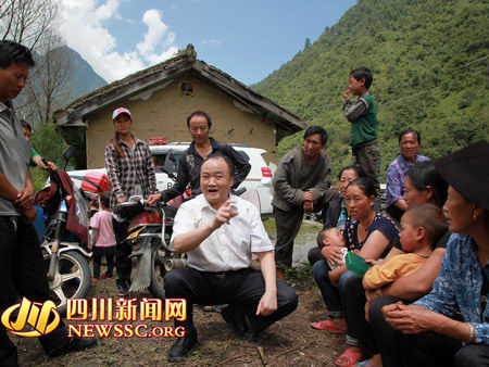 深入到受灾群众中 四川司法厅帮扶甘孜洪坝乡