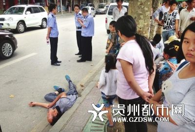 喝得偏偏倒醉汉卧街头