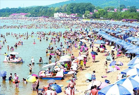 秦皇岛迎来旅游高峰_新浪新闻