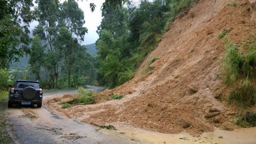 台风尤特致茂名高州633县道多处塌方|县道|多