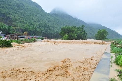 山洪暴发河水暴涨 乳源干群奋力抗洪救灾