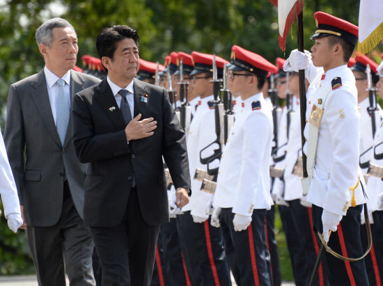 资料图：新加坡总理李显龙(左一)接待到访的日本首相安倍晋三。