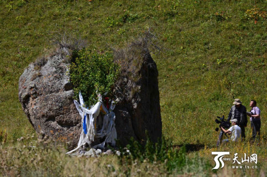 和静县斩妖石吸引游客参观