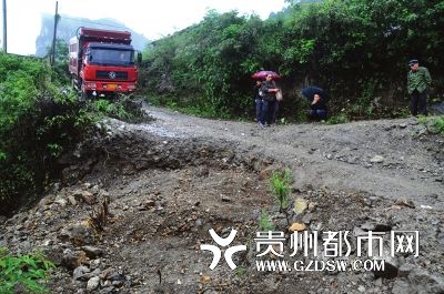 煤矿欠了7年费村民挖断运煤路