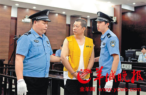 12日上午,广东“房叔”蔡彬上法庭领刑 羊城晚报记者 汤铭明 摄 12日上午,广东“房叔”蔡彬上法庭领刑 羊城晚报记者 汤铭明 摄