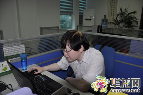 月亮的孩子在追梦 乡村白化病小伙自学成律师