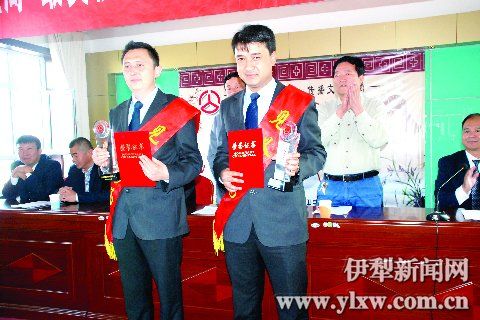 图为卡依赛尔,迪力亚尔在表彰大会现场.