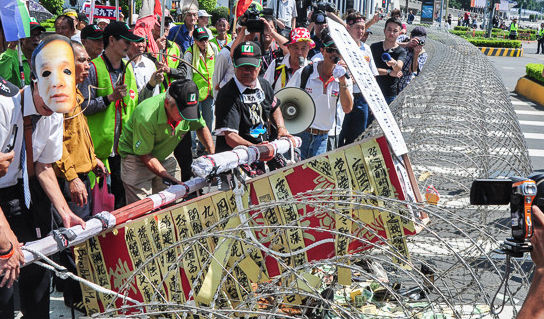 台湾民间团体双十呛马 九把刀洪慈庸现身力挺