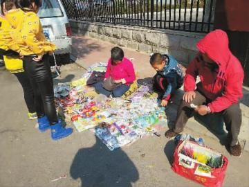小学前抽奖摊校门最旺书包生为v小学向人气借女小贩小学生图片